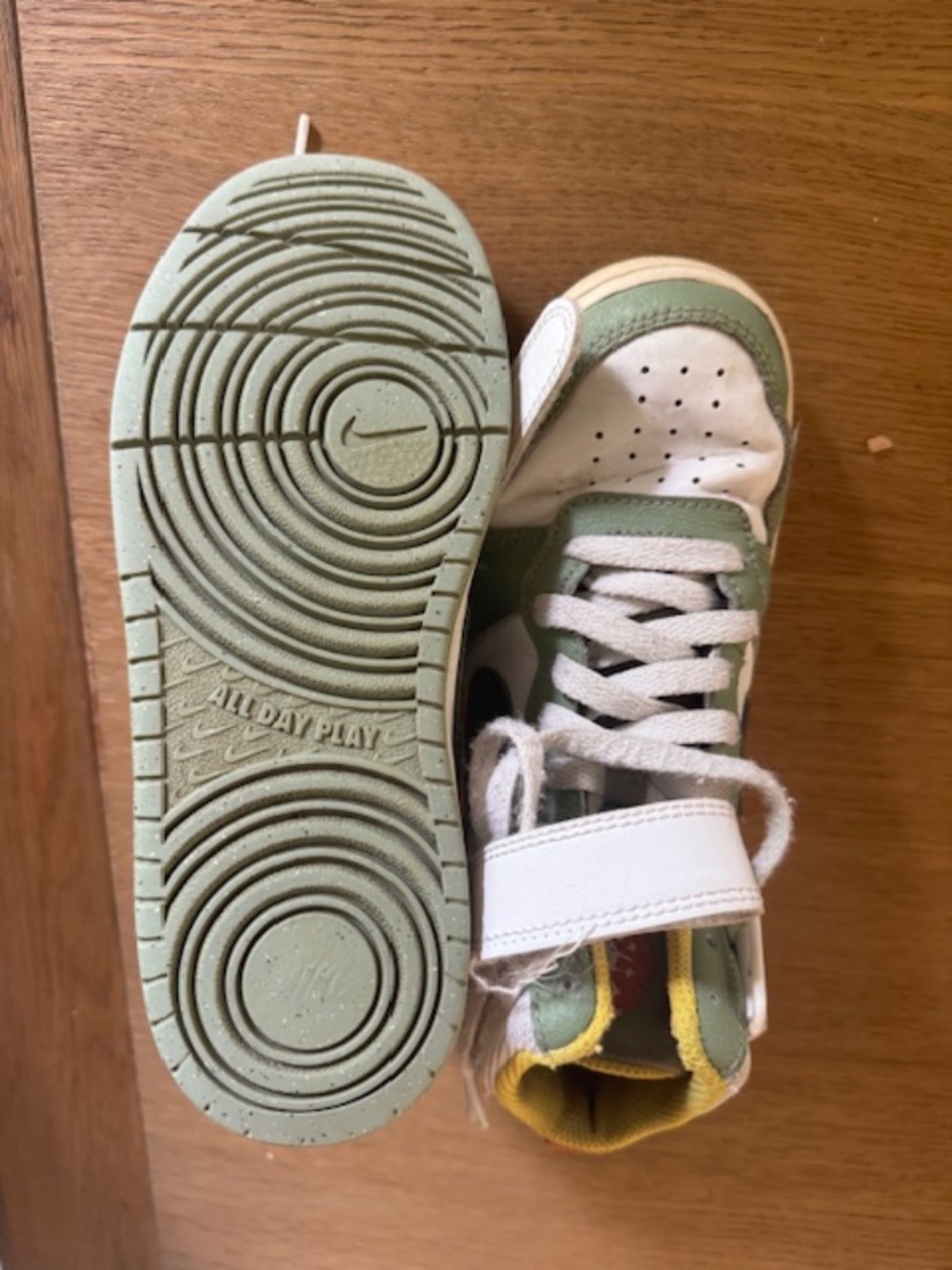 Nike Girls Court Borough Mid Shoes. Size 3.5 - Picture 2 of 4